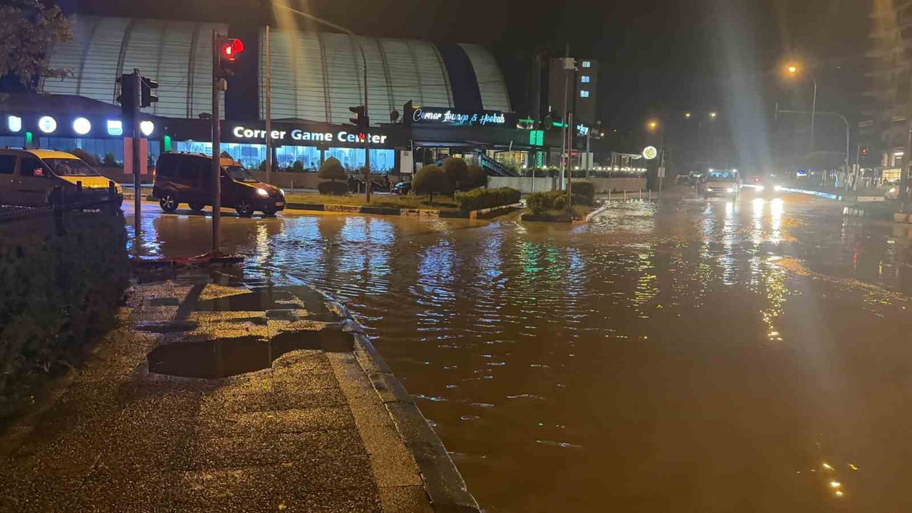 OSMANİYE’DE SAĞANAK SÜRÜCÜLERİ ETKİLEDİ