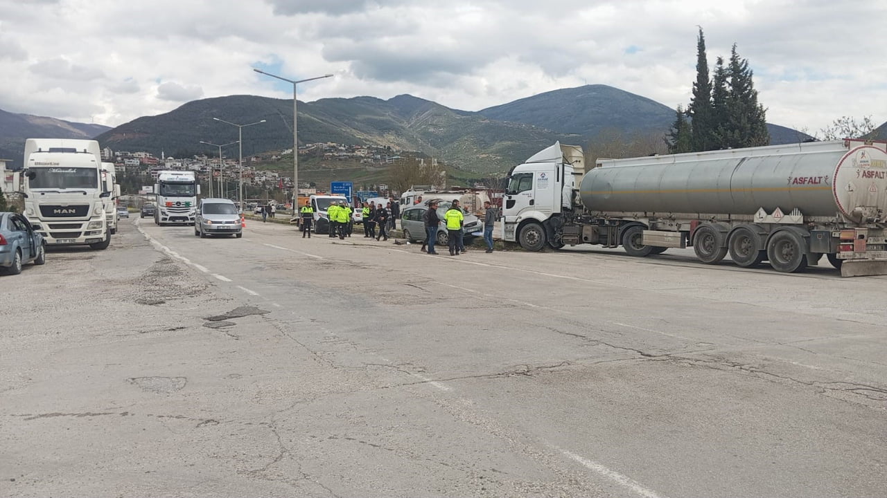 OSMANİYE’DE TIR İLE HAFİF TİCARİ ARAÇ ÇARPIŞTI:1 YARALI