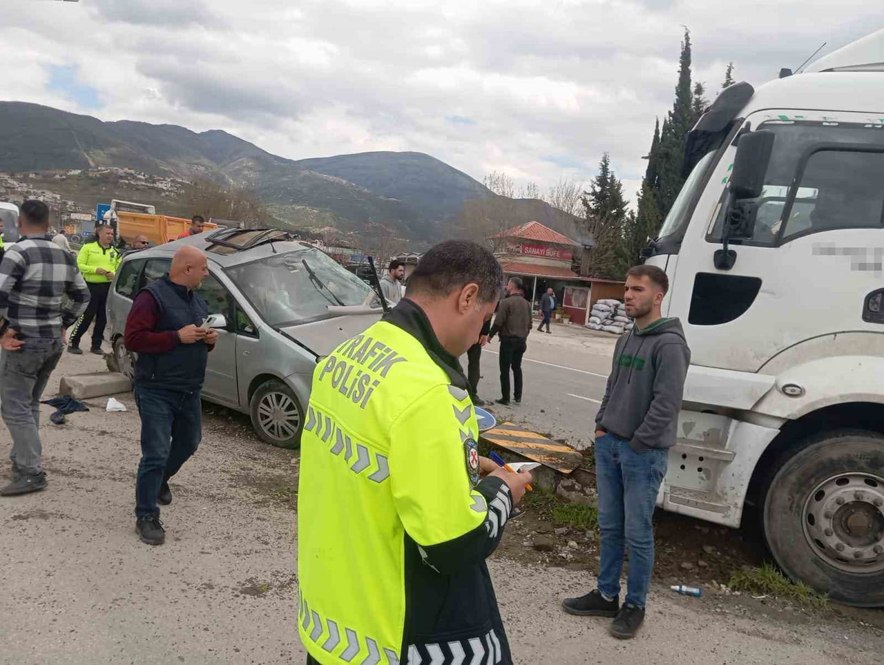 OSMANİYE’DE TIR İLE HAFİF TİCARİ ARAÇ ÇARPIŞTI:1 YARALI
