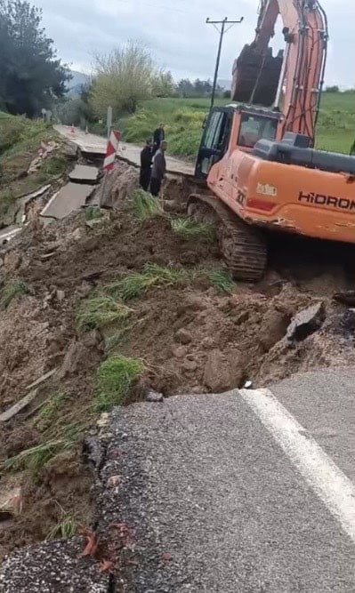 OSMANİYE’DE YOĞUN YAĞIŞ YOLLARI ÇÖKERTTİ, BAZI GÜZERGAHLAR ULAŞIMA KAPANDI