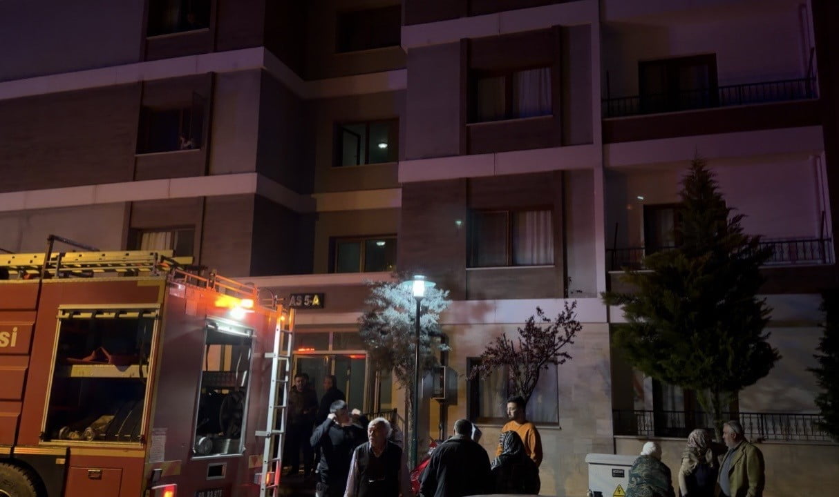 OSMANİYE’NİN BAHÇE İLÇESİNDE BİR APARTMAN DAİRESİNDE ÇIKAN YANGIN, İTFAİYE EKİPLERİNİN...