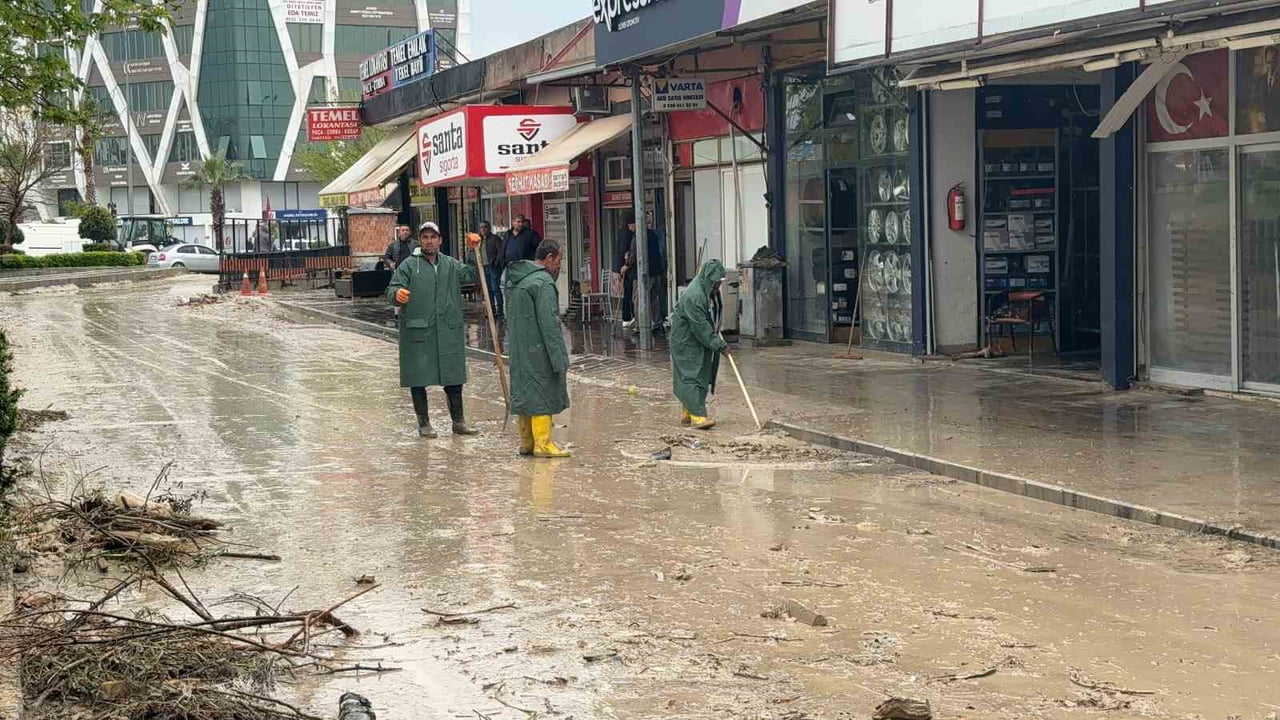 OSMANİYE’NİN KADİRLİ İLÇESİNDE ETKİLİ OLAN SAĞANAK YAĞIŞIN ARDINDAN TAŞAN BÜLBÜL DERESİ’NİN YOL...