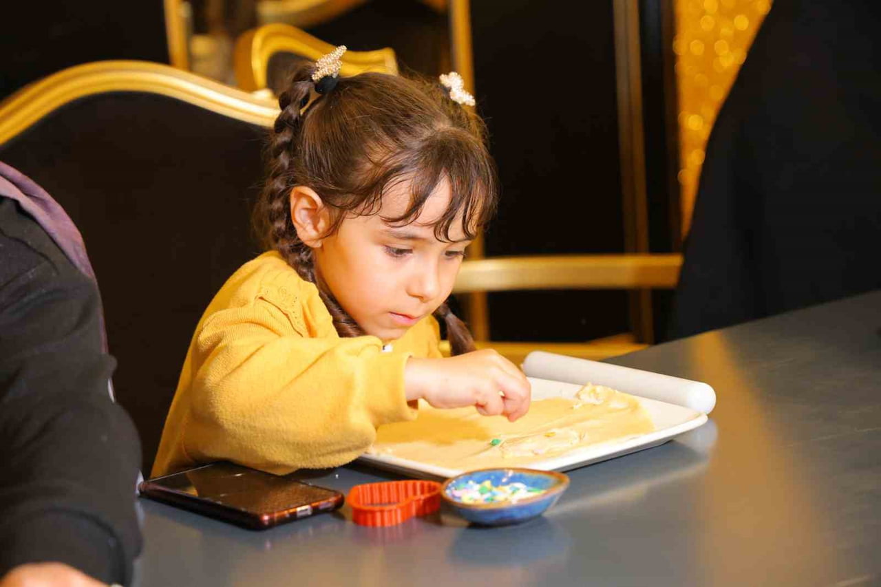 OTİZM FARKINDALIK GÜNÜ KAPSAMINDA DÜZENLENEN ETKİNLİKTE ÖZEL ÇOCUKLAR, KURABİYE DENEYİMİ YAŞAYARAK...