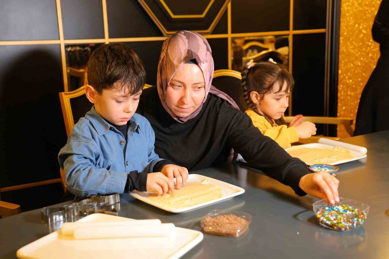OTİZM FARKINDALIK GÜNÜ KAPSAMINDA DÜZENLENEN ETKİNLİKTE ÖZEL ÇOCUKLAR, KURABİYE DENEYİMİ YAŞAYARAK...