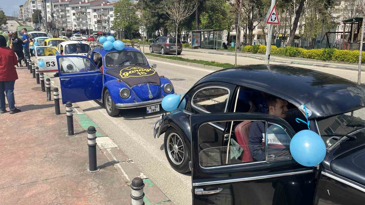 OTİZMLİ ÇOCUKLAR VE AİLELERİ, SÜSLENEN VOSVOSLARLA ŞEHİR TURU ATTI.