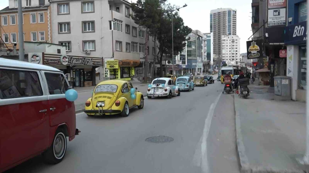 OTİZMLİ ÇOCUKLAR VE AİLELERİ, SÜSLENEN VOSVOSLARLA ŞEHİR TURU ATTI.