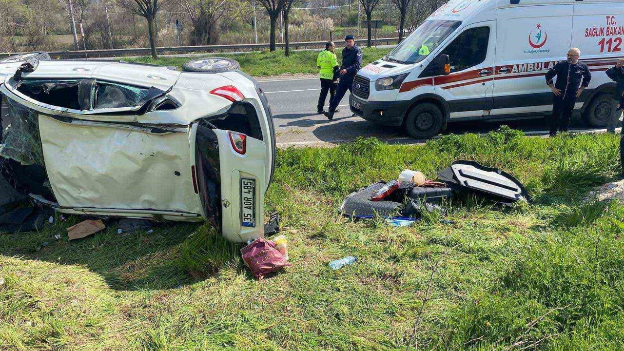 OTOMOBİL DEVRİLDİ: 2 KİŞİ YARALANDI