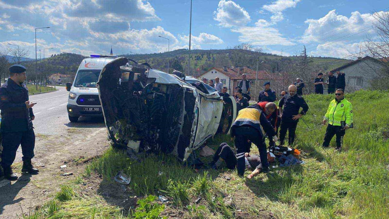 OTOMOBİL DEVRİLDİ: 2 KİŞİ YARALANDI