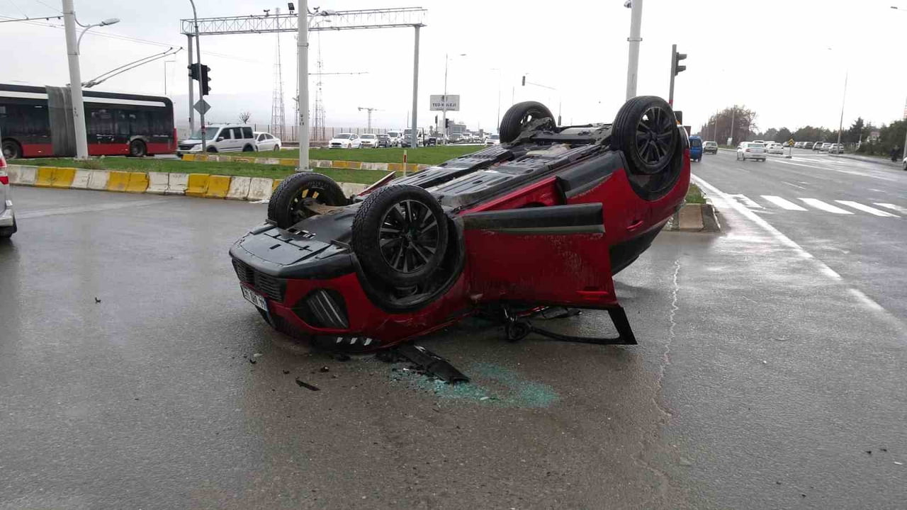 OTOMOBİL İLE ÇARPIŞAN ARAÇ TERS DÖNDÜ: 2 YARALI