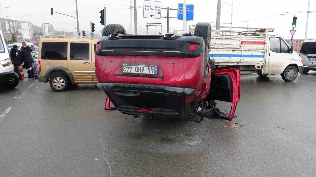 OTOMOBİL İLE ÇARPIŞAN ARAÇ TERS DÖNDÜ: 2 YARALI