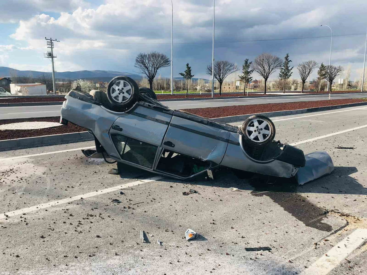OTOMOBİL KAVŞAKTA YOLA ÇIKMAYA ÇALIŞAN OTOMOBİLLE ÇARPIŞTI.