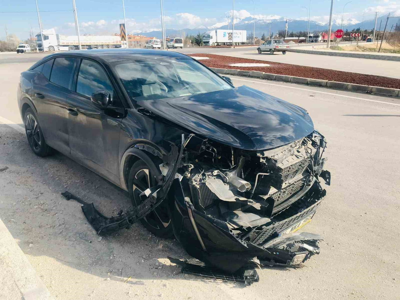 OTOMOBİL KAVŞAKTA YOLA ÇIKMAYA ÇALIŞAN OTOMOBİLLE ÇARPIŞTI.