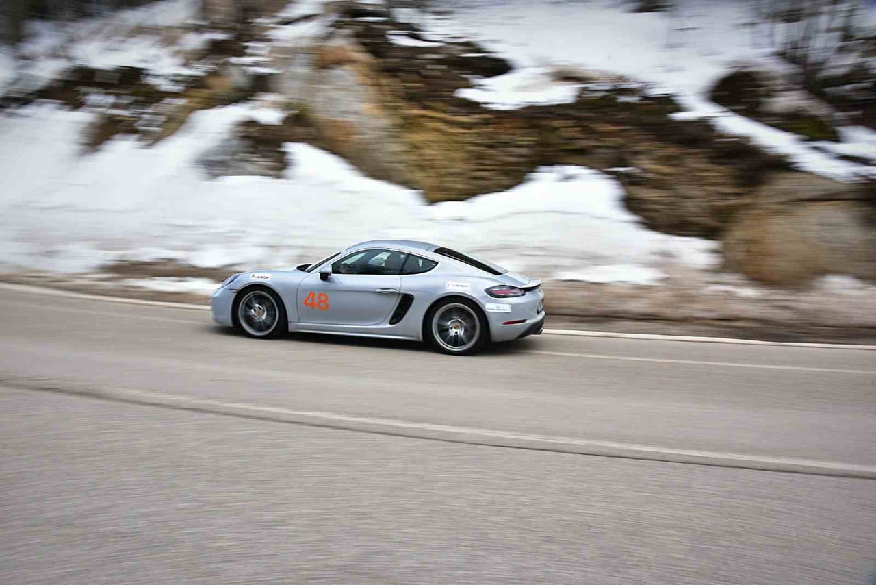 OTOMOBİL MERAKLILARI SEZON KAPANMADAN ULUDAĞ'DA BULUŞTU.   KARDA SÜRÜŞ DENEYİMİ YAŞAYAN KULÜP...