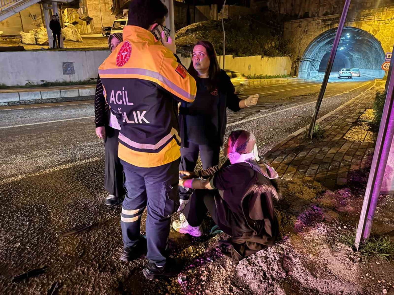 OTOMOBİLLE ÇARPIŞAN MOTOSİKLETİN ÜZERİNDEKİ ÇİFT YARALANDI