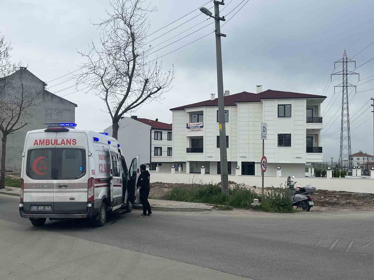 OTOMOBİLLE ÇARPIŞARAK, MOTOSİKLETTEN FIRLADI: YÜREKLERİ AĞZA GETİREN KAZA KAMERADA