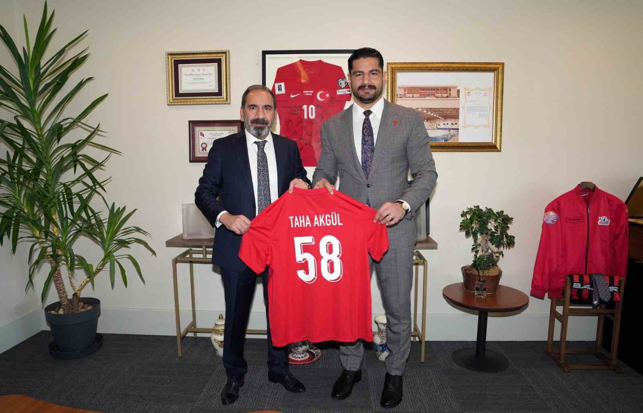 OTYAKMAZ, AKGÜL'E ÜZERİNDE İSMİNİN YAZILI OLDUĞU BİR A MİLLİ TAKIM FORMASI TAKDİM ETTİ.