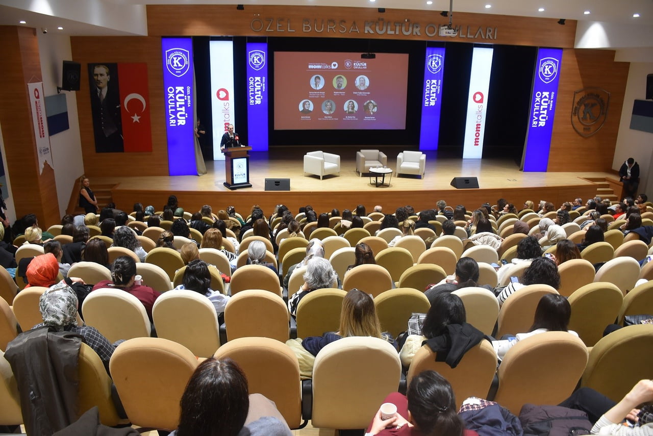 ÖZEL BURSA KÜLTÜR OKULLARI’NIN GELENEKSEL HALE GETİRDİĞİ 'MOMTALKS 2026' ETKİNLİĞİNDE FARKLI...