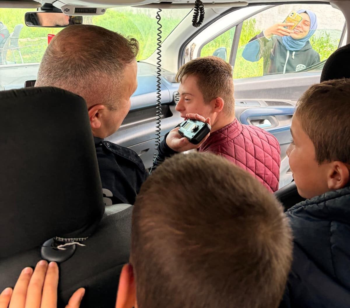 ÖZEL ÖĞRENCİLER, KENDİLERİNİ ZİYARETE GELEN İLÇE EMNİYET MÜDÜRLÜĞÜ PERSONELİNİ ÇİÇEKLERLE...