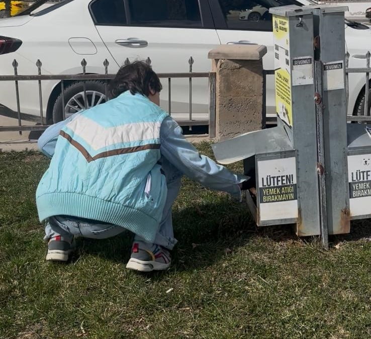 ÖZEL ÖĞRENCİLERDEN SOKAK HAYVANLARINA MAMA DESTEĞİ
