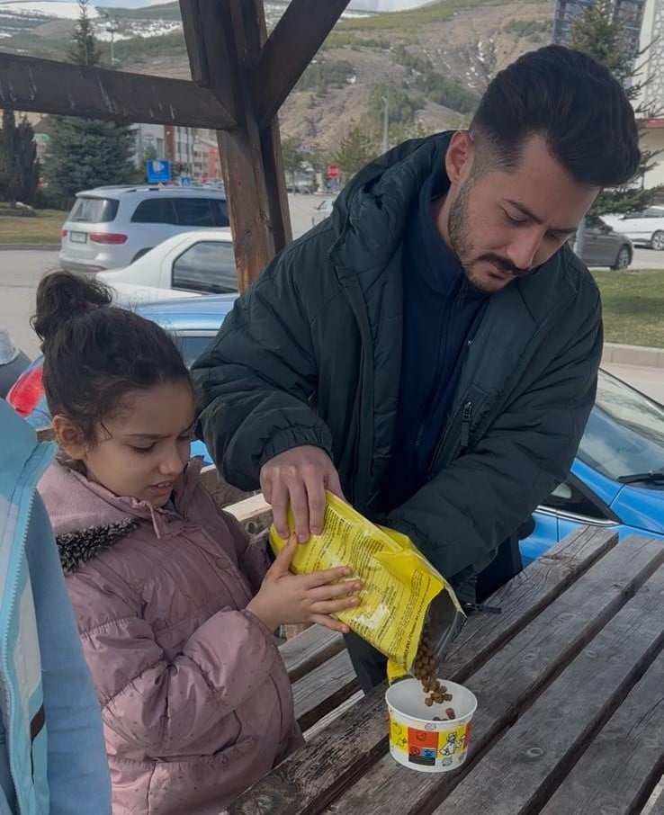 ÖZEL ÖĞRENCİLERDEN SOKAK HAYVANLARINA MAMA DESTEĞİ