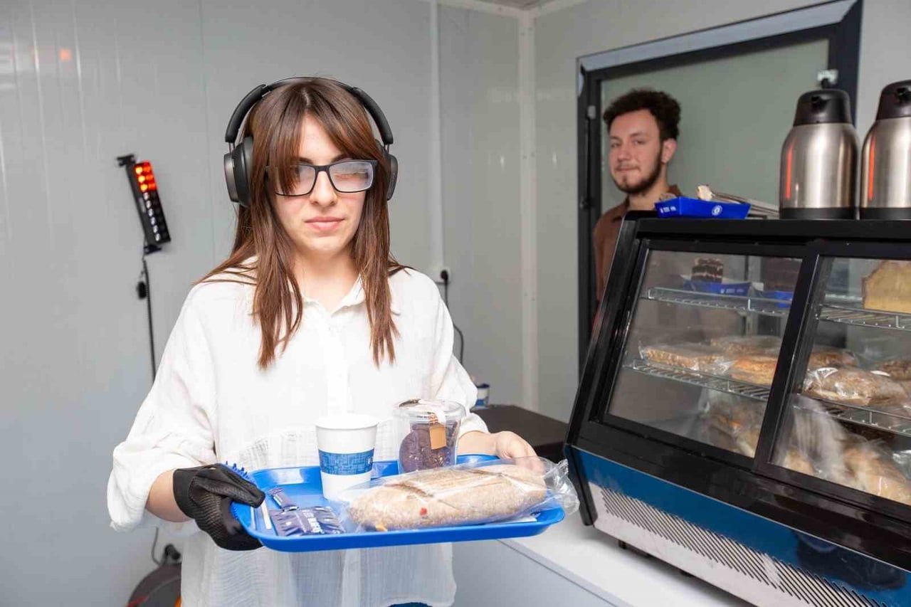 ÖZEL OLARAK HAZIRLANAN BİR KABİNE GİREN GENÇLER, FARKLI ÇEVRESEL UYARILAR EŞLİĞİNDE ALIŞVERİŞ...