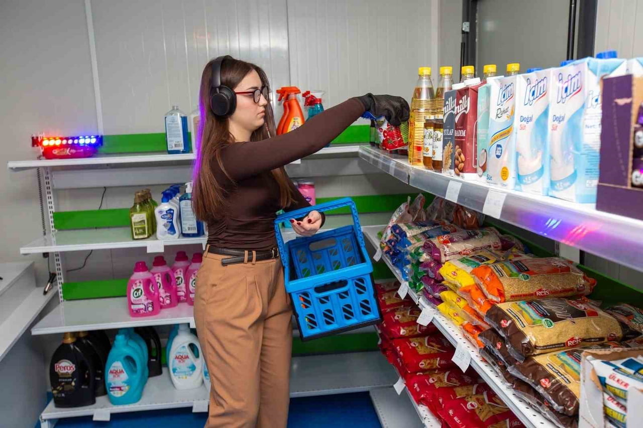 ÖZEL OLARAK HAZIRLANAN BİR KABİNE GİREN GENÇLER, FARKLI ÇEVRESEL UYARILAR EŞLİĞİNDE ALIŞVERİŞ...