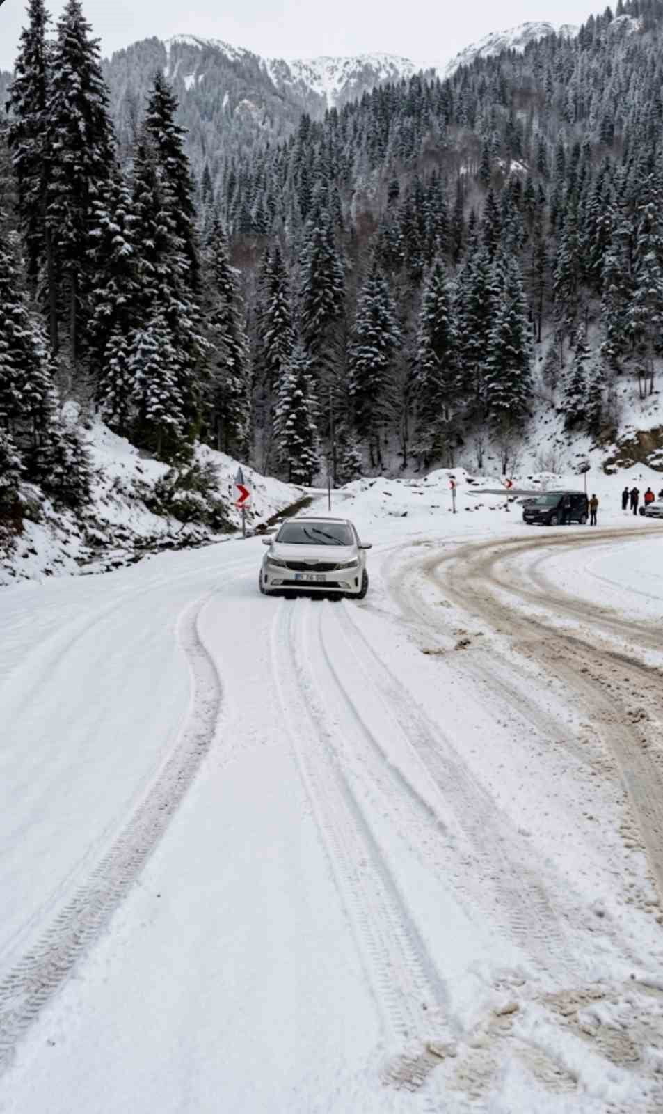 ÖZELLİKLE VİRAJLI VE EĞİMLİ YOLLARDA KAYGANLAŞAN ZEMİN NEDENİYLE İLERLEMEKTE GÜÇLÜK...
