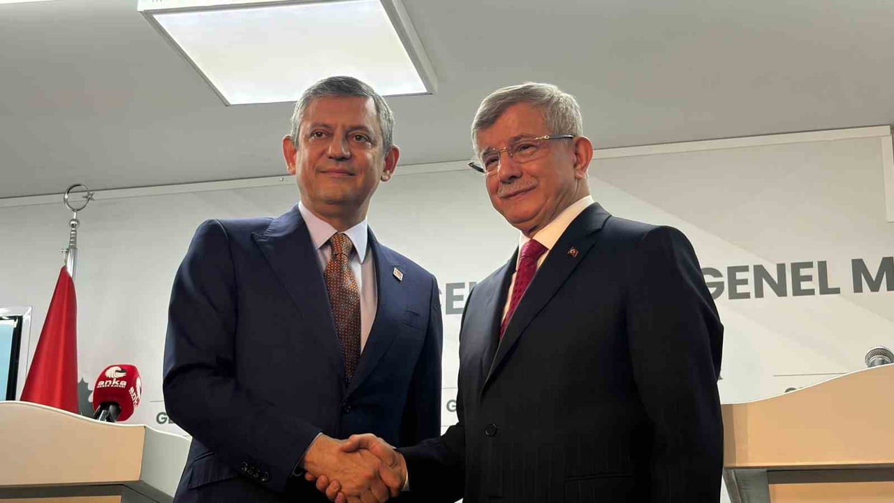 ÖZGÜR ÖZEL VE AHMET DAVUTOĞLU