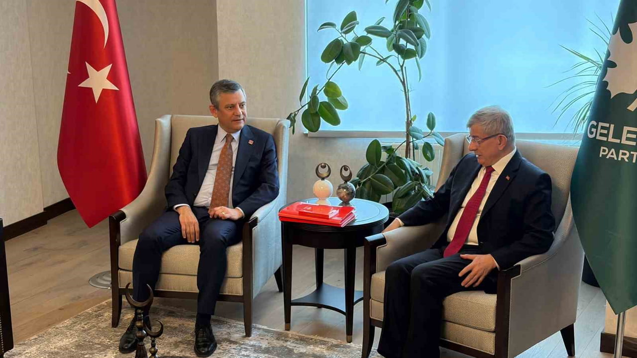 ÖZGÜR ÖZEL VE AHMET DAVUTOĞLU