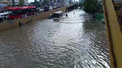 Pakistan'da etkili olan muson yağışlarında hayatını kaybedenlerin sayısı 53'ye yükseldi.