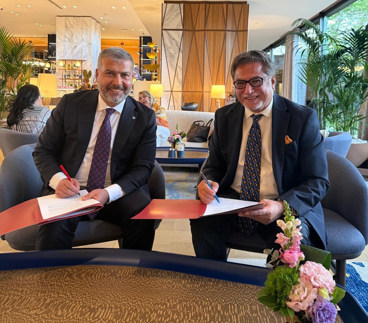 PAKİSTAN YÜKSEKÖĞRETİM KURULU BAŞKANI MİAN İMRAN MASOOD (SAĞDA), ANADOLU ÜNİVERSİTESİ REKTÖRÜ...