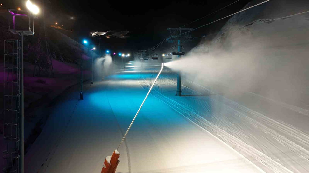 PALANDÖKEN KAYAK MERKEZİ'NDE SUNİ KARLAMA ÇALIŞMALARIYLA KAYAK SEZONU 30 NİSAN'A KADAR...