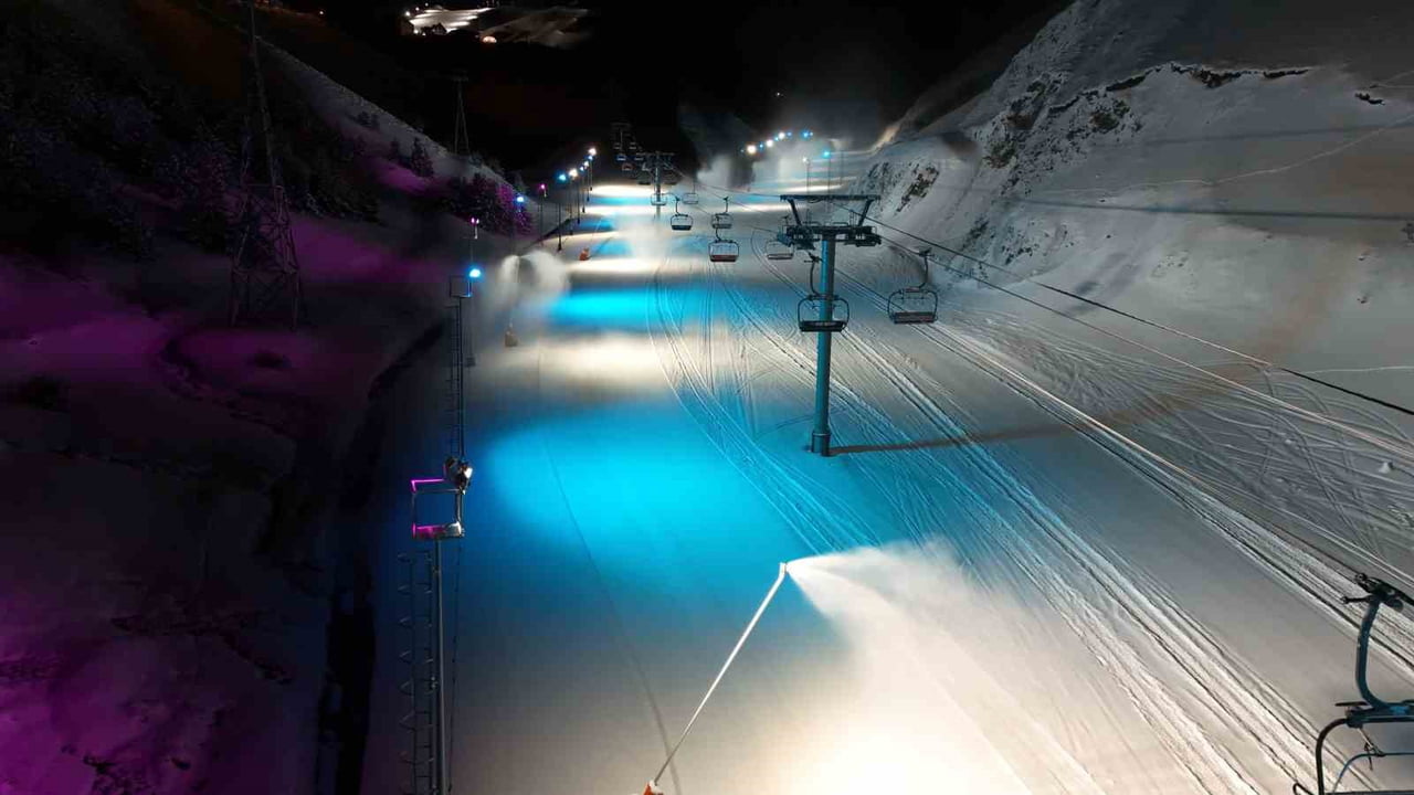 PALANDÖKEN KAYAK MERKEZİ'NDE SUNİ KARLAMA ÇALIŞMALARIYLA KAYAK SEZONU 30 NİSAN'A KADAR...