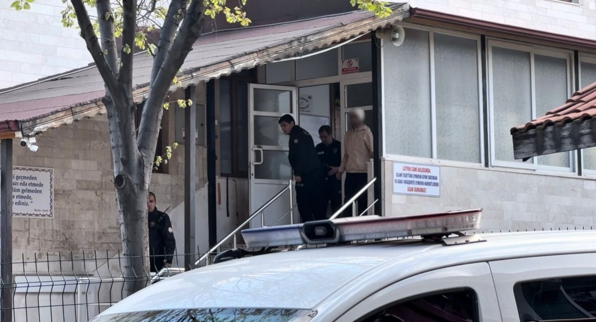 PAMUKKALE İLÇESİNDE BİR KİŞİ, ÇIKTIĞI CAMİNİN ÇATISINDAN POLİS EKİPLERİNİN YAKLAŞIK 2 SAAT SÜREN...