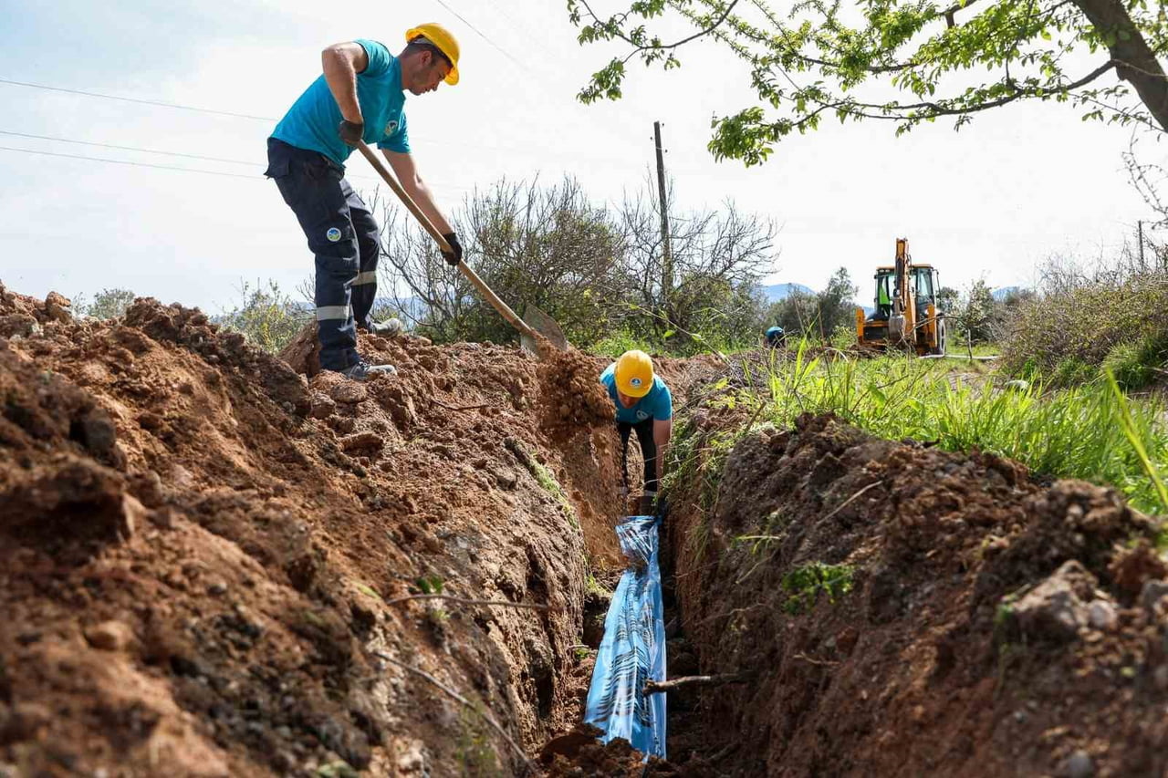 PAMUKOVA’DA BAŞLATILAN YENİ KAYNAK ÇALIŞMASIYLA 115 METRE DERİNLİKTEN ÇIKARILAN İÇME SUYU, BİN 500...