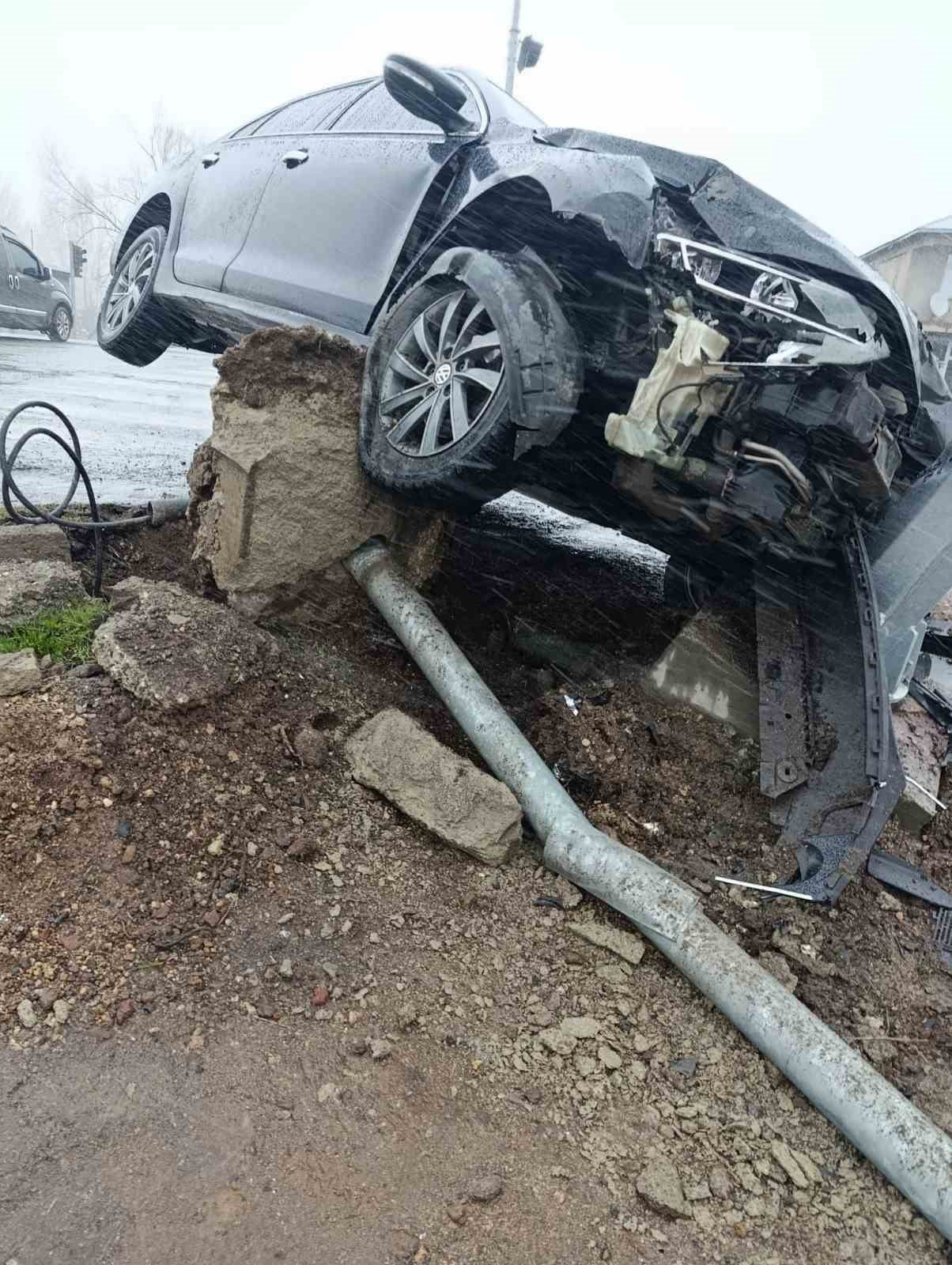 PATNOS’TA YAĞIŞLI HAVA KAZAYI BERABERİNDE GETİRDİ:2 YARALI