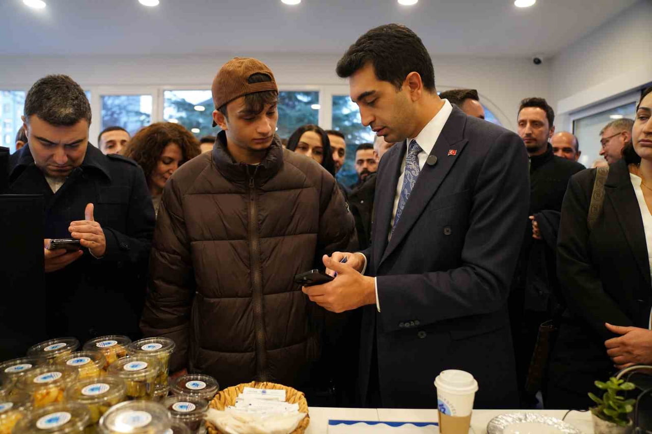 PAYLAŞIMDA, GENÇ BİR VATANDAŞLA SEÇİM ÖNCESİNDE YAPILAN SOHBET VE SONRASINDA VERİLEN SÖZLERİN...