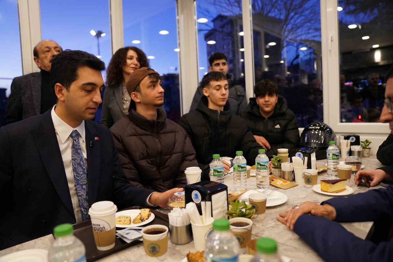 PAYLAŞIMDA, GENÇ BİR VATANDAŞLA SEÇİM ÖNCESİNDE YAPILAN SOHBET VE SONRASINDA VERİLEN SÖZLERİN...