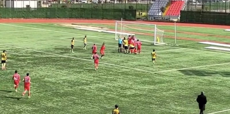 PENALTI GOLÜ SONRASI ÇIKAN ARBEDEDE FUTBOLCUNUN ELMACIK KEMİĞİ KIRILDI