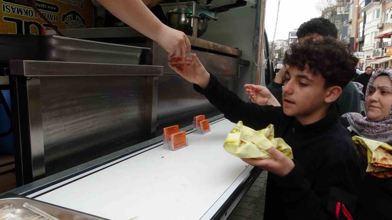 PENDİK’TE BİR ESNAF, A MİLLİ FUTBOL TAKIMI’NIN 24 YIL SONRA DÜNYA KUPASI’NA KATILMA BAŞARISINI 20...