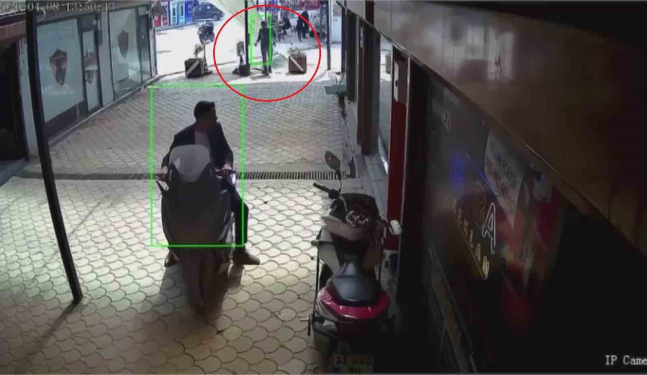 PLASTİK ÇATININ SURİYELİ ÖMER HALLABO’YU SANİYLERLE TEĞET GEÇTİĞİ ANLAR, GÜVENLİK KAMERASINA...