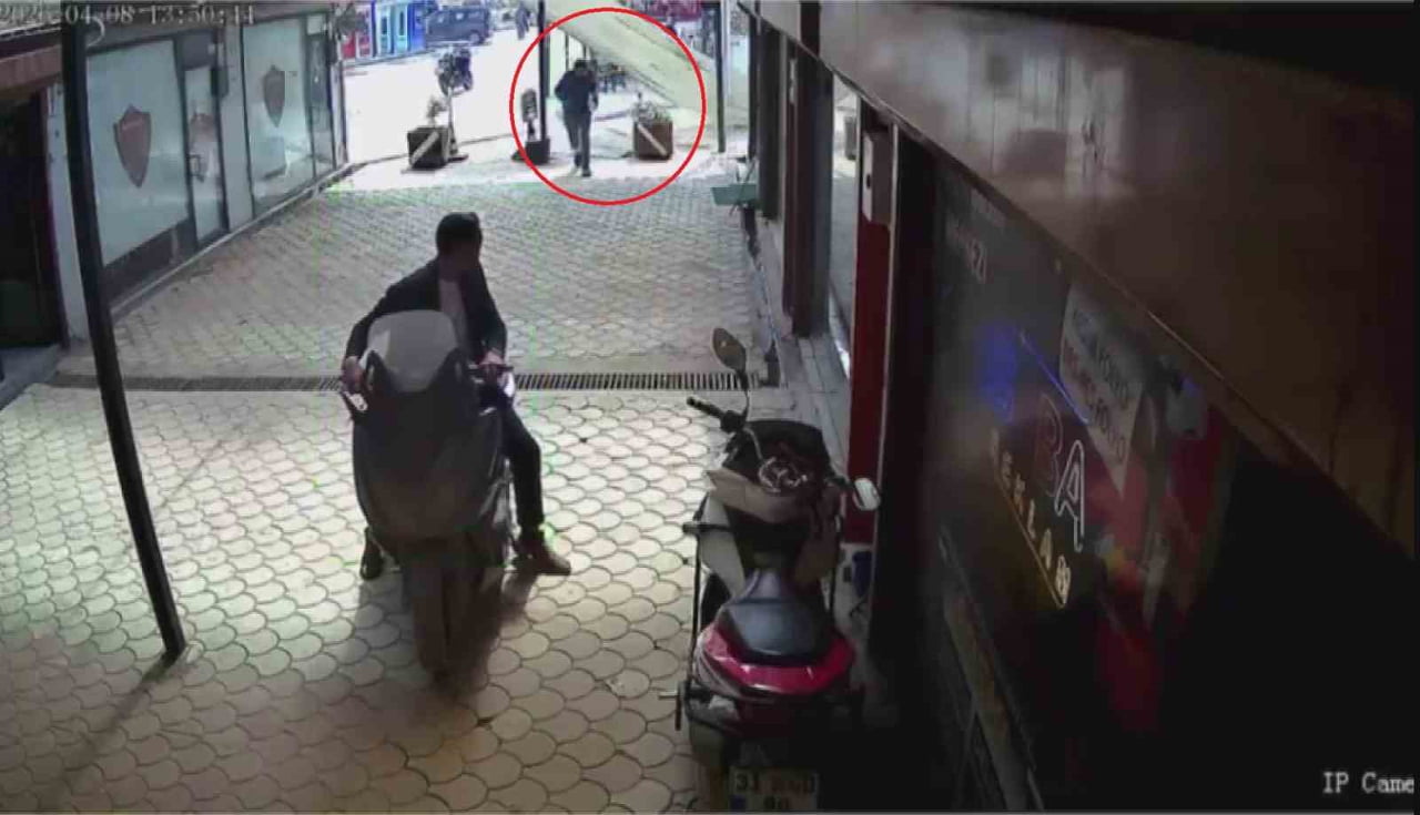 PLASTİK ÇATININ SURİYELİ ÖMER HALLABO’YU SANİYLERLE TEĞET GEÇTİĞİ ANLAR, GÜVENLİK KAMERASINA...