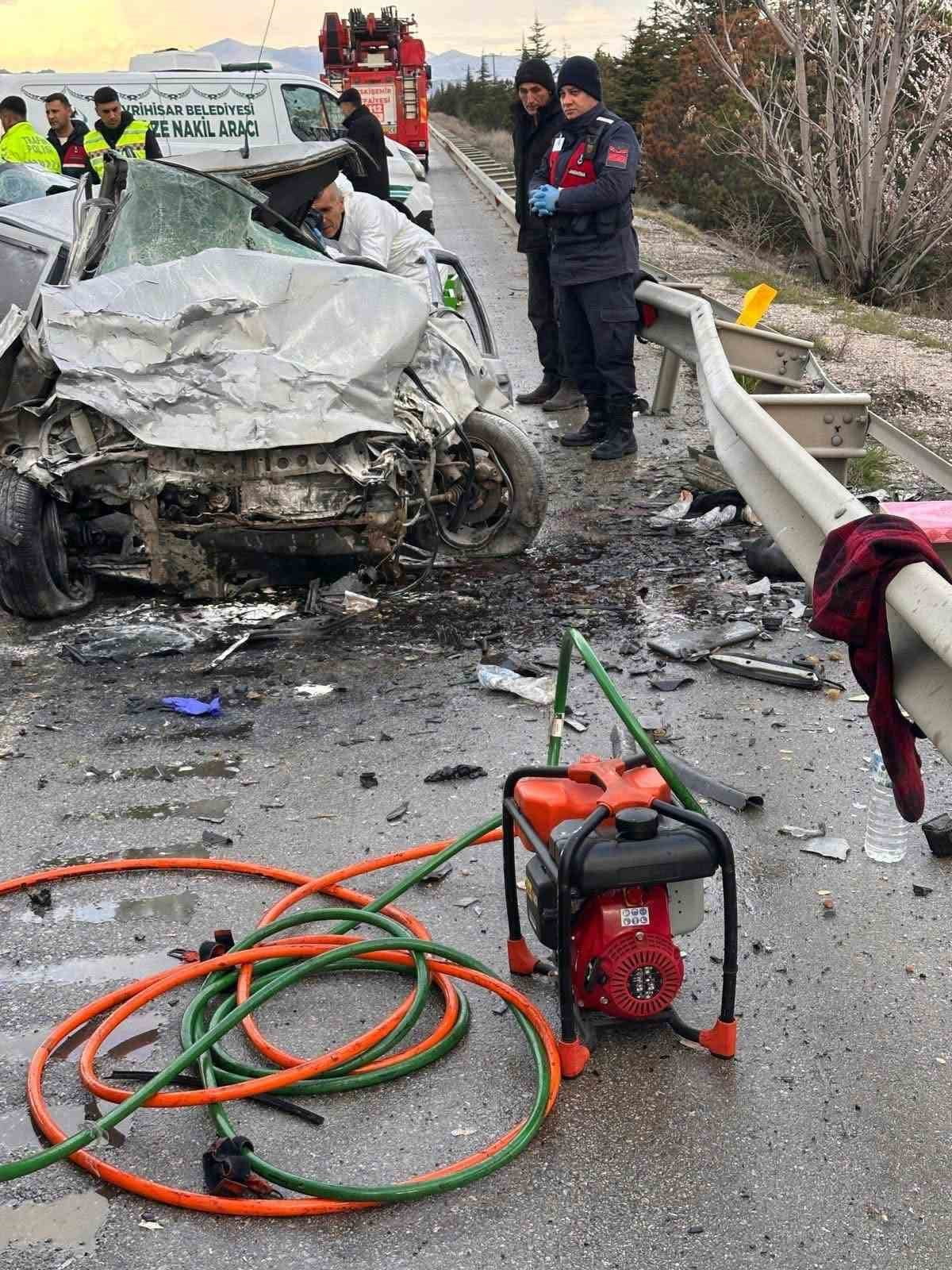 POLATLI-SİVRİHİSAR KARAYOLUNDA İKİ OTOMOBİLİN KAFA KAFAYA ÇARPIŞMASI SONUCU MEYDANA GELEN KAZADA 4...