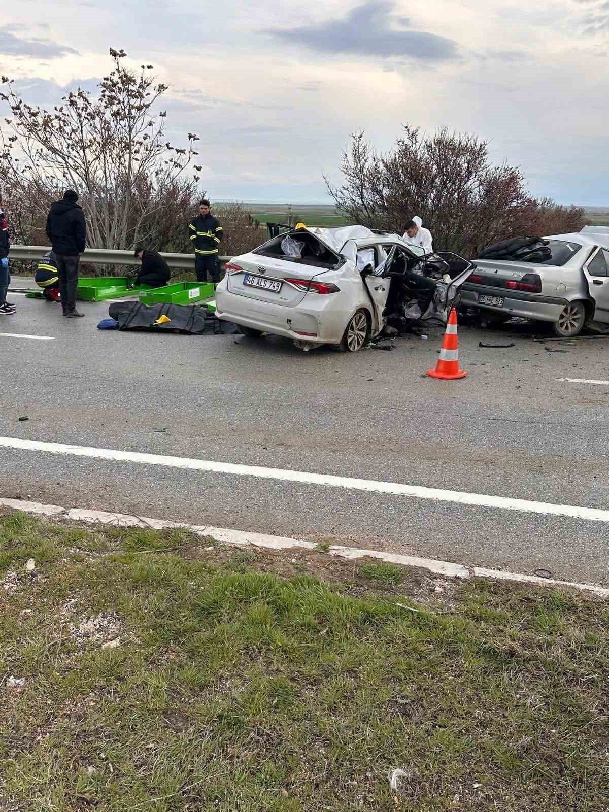 POLATLI-SİVRİHİSAR KARAYOLUNDA İKİ OTOMOBİLİN KAFA KAFAYA ÇARPIŞMASI SONUCU MEYDANA GELEN KAZADA 4...