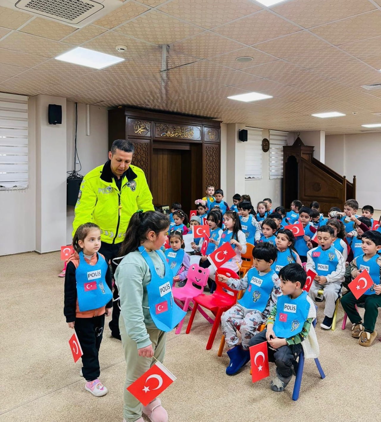 POLİS HAFTASI’NDA PATNOS’TA MİNİKLERE ANLAMLI ZİYARET