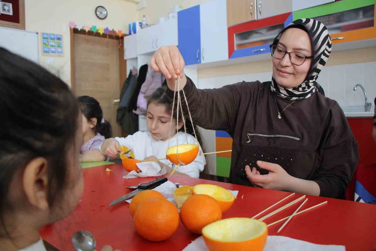 PORTAKAL KABUKLARININ DOĞADA KENDİLİĞİNDEN ÇÖZÜNEREK ÇEVREYE ZARAR VERMEDİĞİ UYGULAMA İLE...