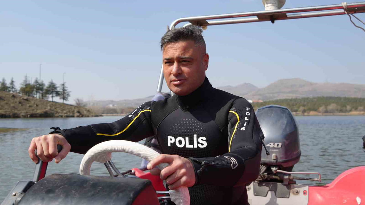 PROFESYONEL YAN HAKEM OLARAK ÜST SEVİYE FUTBOL LİGLERİNDE GÖREV ALAN SEYFETTİN ÜNAL, AYNI ZAMANDA...