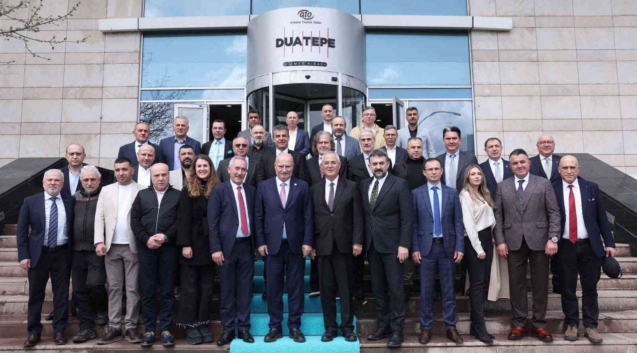 PROGRAM SONUNDA HATIRA FOTOĞRAFI ÇEKTİRİLDİ