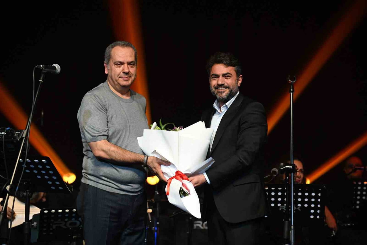 PROGRAM SONUNDA MANİSA BÜYÜKŞEHİR BELEDİYESİ GENEL SEKRETER YARDIMCISI ULAŞ AYDIN (SAĞDAKİ)...