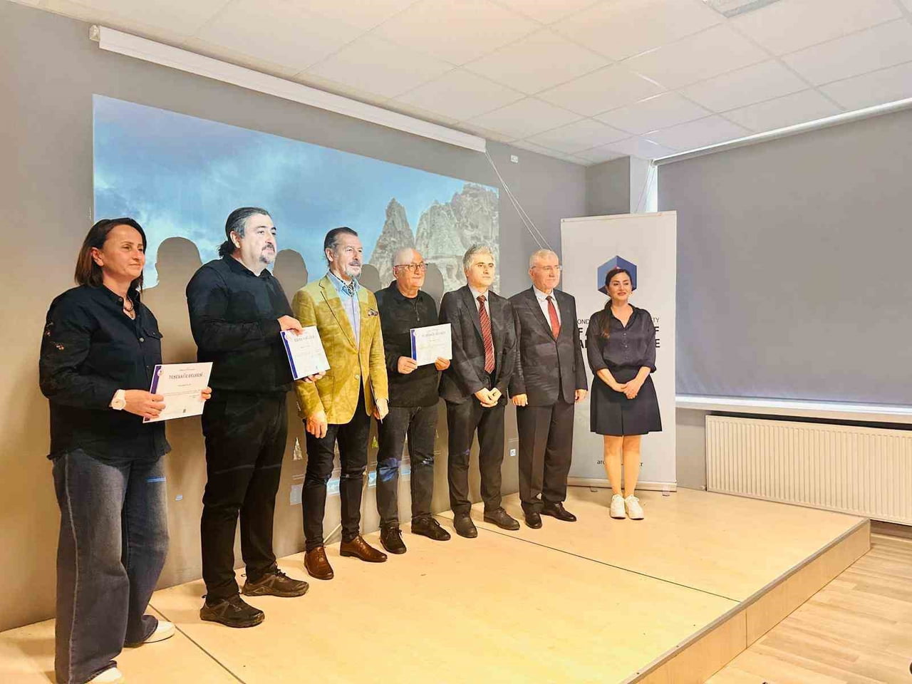 PROGRAMIN SONUNDA ETKİNLİĞE KATKI SUNAN SANATÇILARA TEŞEKKÜR BELGELERİ TAKDİM EDİLDİ.